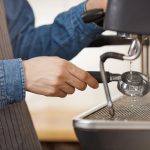 Utilizarea unui espressor profesional cu portafiltru într-un spațiu HoReCa